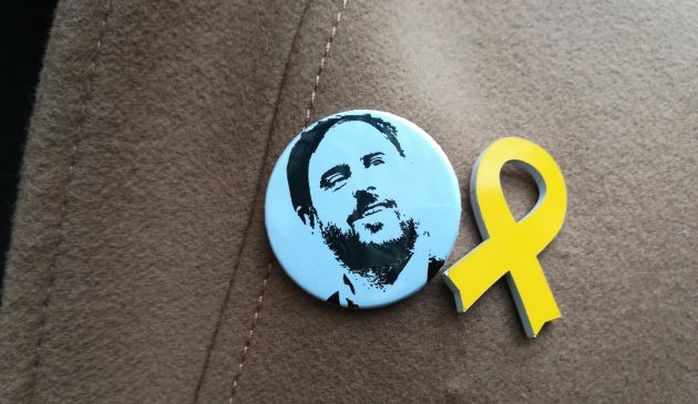 Chapa con el rostro de Junqueras en la solapa del abrigo de Gabriel Rufián Chapa con el rostro de Junqueras en la solapa del abrigo de Gabriel Rufián