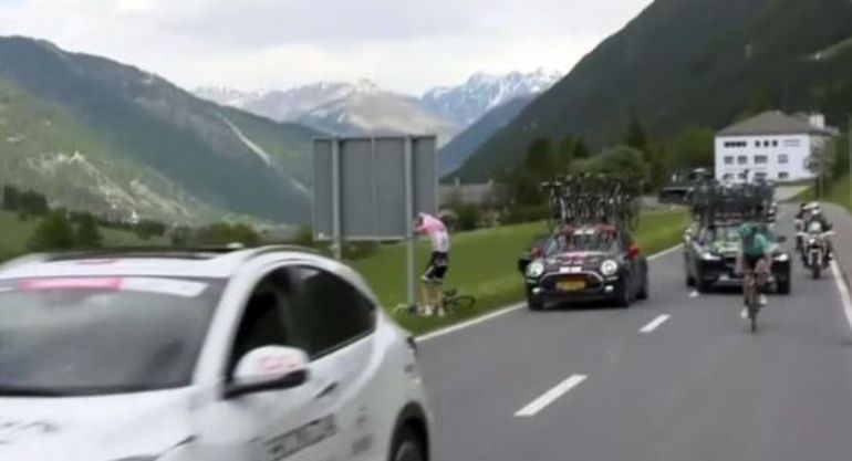 Dumoulin, en el momento en el que tuvo que echar pie a tierra Dumoulin, en el momento en el que tuvo que echar pie a tierra