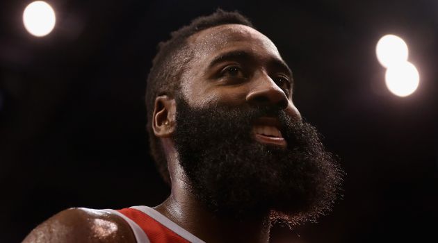James Harden sonríe durante un partido James Harden sonríe durante un partido