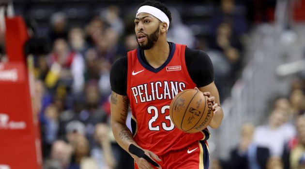 Anthony Davis sube el balón para organizar una jugada de ataque Anthony Davis sube el balón para organizar una jugada de ataque