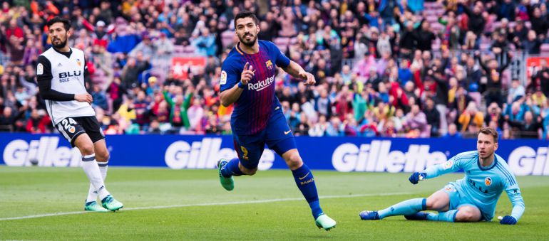 Luis Suárez celebra su gol frente al Valencia en el Camp Nou Luis Suárez celebra su gol frente al Valencia en el Camp Nou