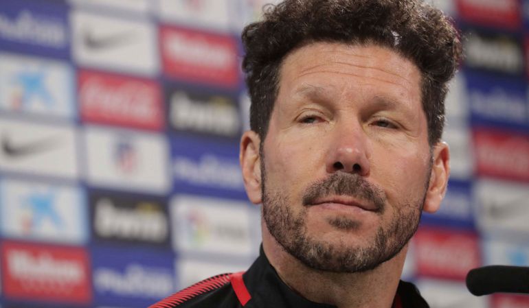 Simeone escucha una pregunta de un periodista Simeone escucha una pregunta de un periodista