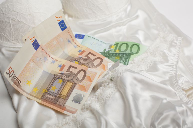 Piden diez años de cárcel a una mujer por prostituir a su hija menor de edad. Piden diez años de cárcel a una mujer por prostituir a su hija menor de edad.
