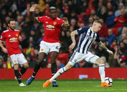 James McClean controla el balón bajo la mirada de Paul Pogba en el encuentro entre el West Bromwich y Manchster United. James McClean controla el balón bajo la mirada de Paul Pogba en el encuentro entre el West Bromwich y Manchster United.