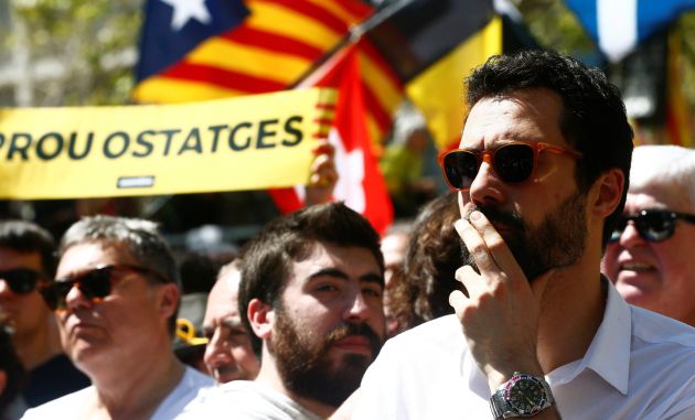 El presidente del Parlament, Roger Torrent (d), participa en la manifestación. El presidente del Parlament, Roger Torrent (d), participa en la manifestación.