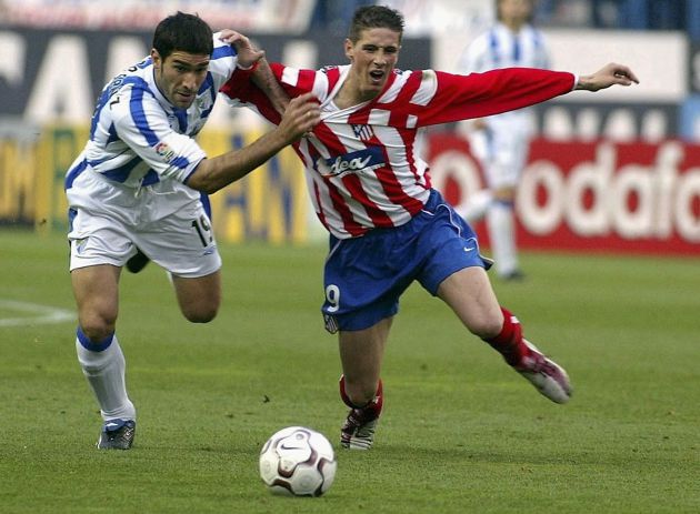 Fernando Torres lucha por un balón con Fernando Sanz en un partido de 2003. Fernando Torres lucha por un balón con Fernando Sanz en un partido de 2003.