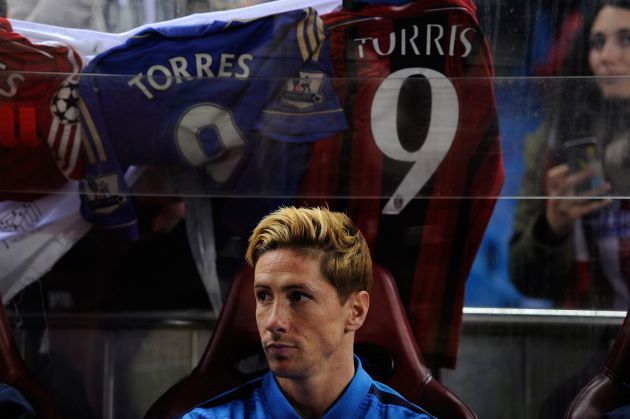 Torres y, de fondo, las camisetas del Chelsea y Milan, que también defendió. Torres y, de fondo, las camisetas del Chelsea y Milan, que también defendió.