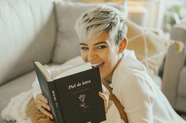 Laura Escanes con su nuevo libro 'Piel de letra' Laura Escanes con su nuevo libro 'Piel de letra'