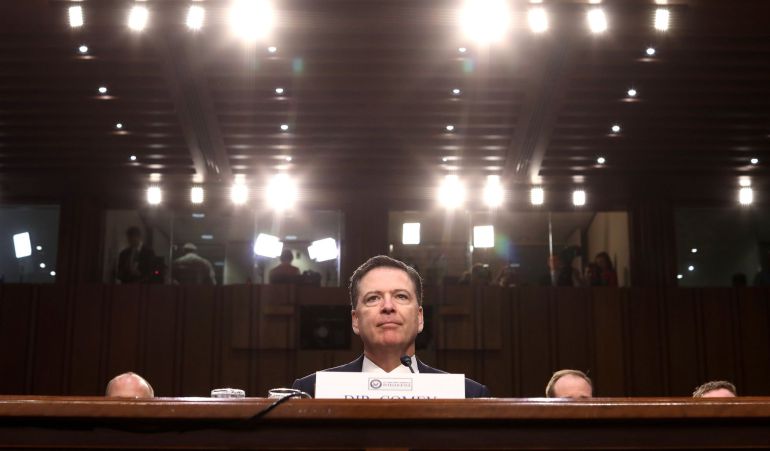 Fotografía de archivo del 8 de junio de 2017 que muestra al exdirector del FBI James Comey durante el Comité de Inteligencia del Senado sobre las investigaciones de la administración Trump y su posible relación con Rusia durante la campaña electoral, en Washington (Estados Unidos). Fotografía de archivo del 8 de junio de 2017 que muestra al exdirector del FBI James Comey durante el Comité de Inteligencia del Senado sobre las investigaciones de la administración Trump y su posible relación con Rusia durante la campaña electoral, en Washington (Estados Unidos).