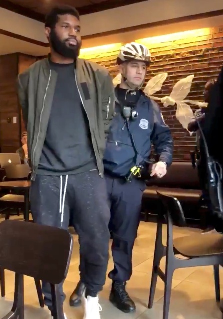 Momento en el que un hombre es detenido en el Starbucks de Filadelfia Momento en el que un hombre es detenido en el Starbucks de Filadelfia