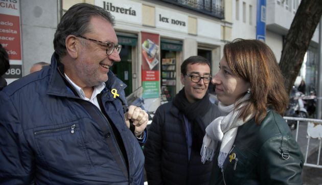 Josep Lluís Cleries i Assumpció Laïlla conversen a les portes del Tribunal Suprem, el 16 d'abril del 2018 (Horitzontal). Josep Lluís Cleries i Assumpció Laïlla conversen a les portes del Tribunal Suprem, el 16 d'abril del 2018 (Horitzontal).