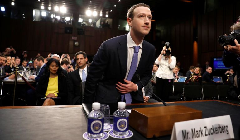 Mark Zuckerberg frente al senado. Mark Zuckerberg frente al senado.