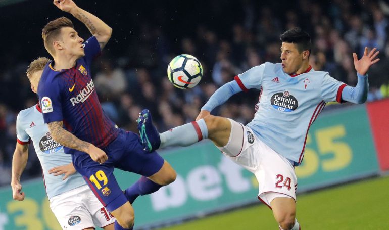 Roncaglia intenta robar un balón a Digne Roncaglia intenta robar un balón a Digne