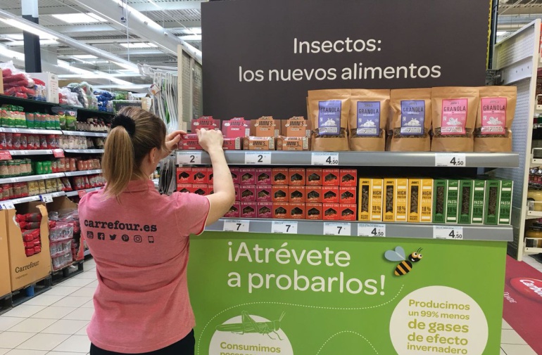 Imagen de un stand de Carrefour con los nuevos productos Imagen de un stand de Carrefour con los nuevos productos