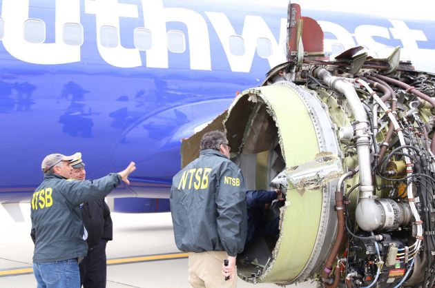 Investigadores examinan el daño a un motor del vuelo 1380 de Southwest Airlines al explotar en vuelo. La metralla que alcanzó al fuselaje rompiño una ventana obligó a un aterrizaje de emergencia. Una pasajera del avión murió. Investigadores examinan el daño a un motor del vuelo 1380 de Southwest Airlines al explotar en vuelo. La metralla que alcanzó al fuselaje rompiño una ventana obligó a un aterrizaje de emergencia. Una pasajera del avión murió.