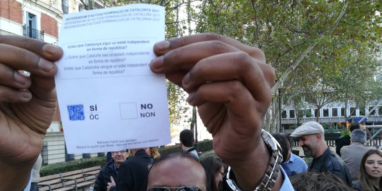 Papeleta del referéndum exhibida frente a la Audiencia Nacional en octubre Papeleta del referéndum exhibida frente a la Audiencia Nacional en octubre