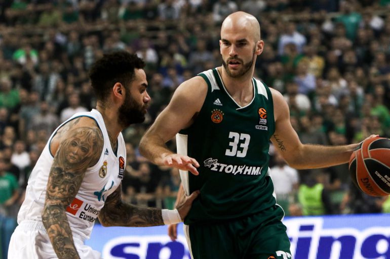 Nick Calathes de Panathinaikos avanza frente a Jeffery Taylor de Real Madrid hoy, jueves 19 de abril de 2018, durante un juego de la Euro Liga entre Panathinaikos y Real Madrid en el estadio OAKA en Atenas (Grecia). Nick Calathes de Panathinaikos avanza frente a Jeffery Taylor de Real Madrid hoy, jueves 19 de abril de 2018, durante un juego de la Euro Liga entre Panathinaikos y Real Madrid en el estadio OAKA en Atenas (Grecia).