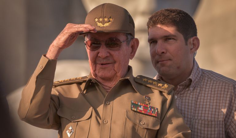 Raúl Castro junto a su guardaespaldas. Raúl Castro junto a su guardaespaldas.