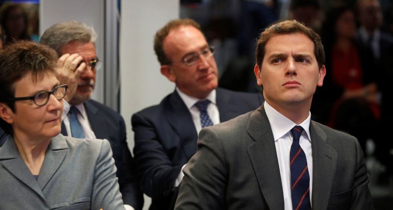 El líder de Cidadanos, Albert Rivera (d) asiste al EFEForo Líderes, organizado por la Agencia EFE El líder de Cidadanos, Albert Rivera (d) asiste al EFEForo Líderes, organizado por la Agencia EFE