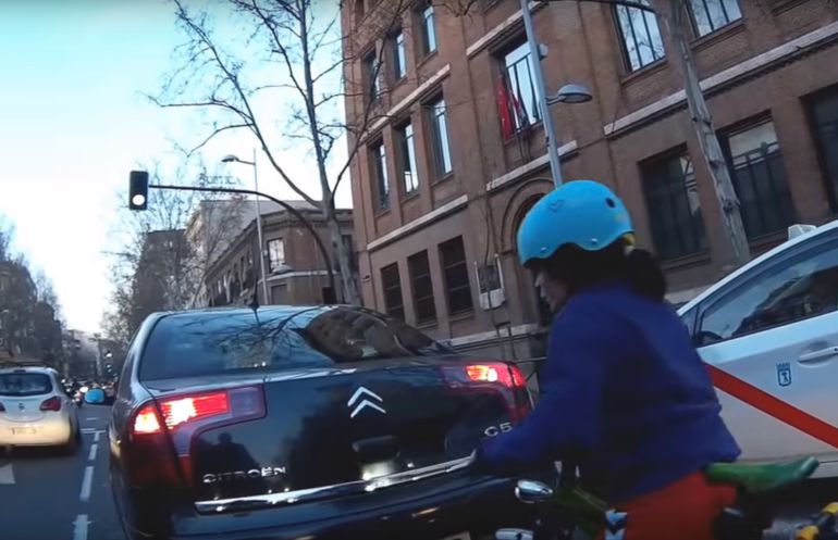 Lucía, circulando por las calles del centro de Madrid. Lucía, circulando por las calles del centro de Madrid.