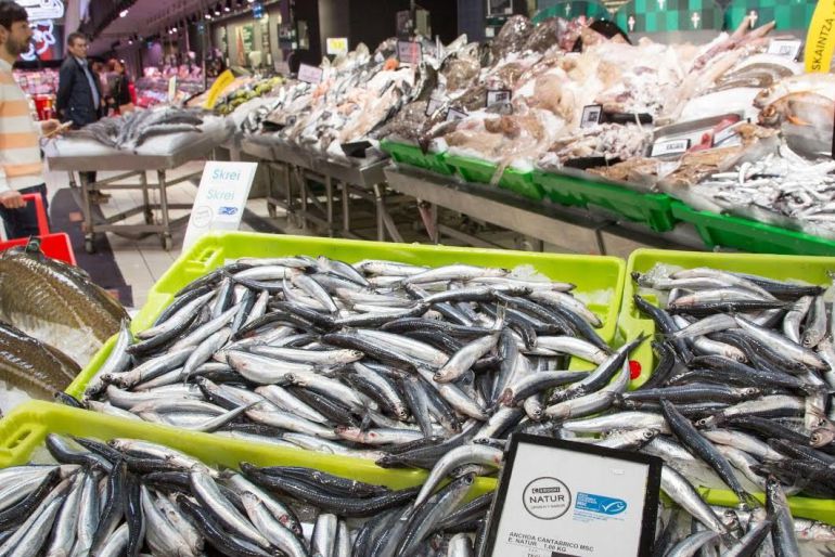 Puestos de pescado en un mercado vasco. Puestos de pescado en un mercado vasco.
