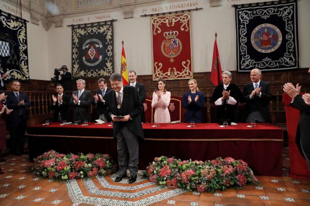 El escritor nicaragüense Sergio Ramírez (c), tras recibir de manos del rey Felipe la medalla y la escultura del Premio Cervantes. El escritor nicaragüense Sergio Ramírez (c), tras recibir de manos del rey Felipe la medalla y la escultura del Premio Cervantes.