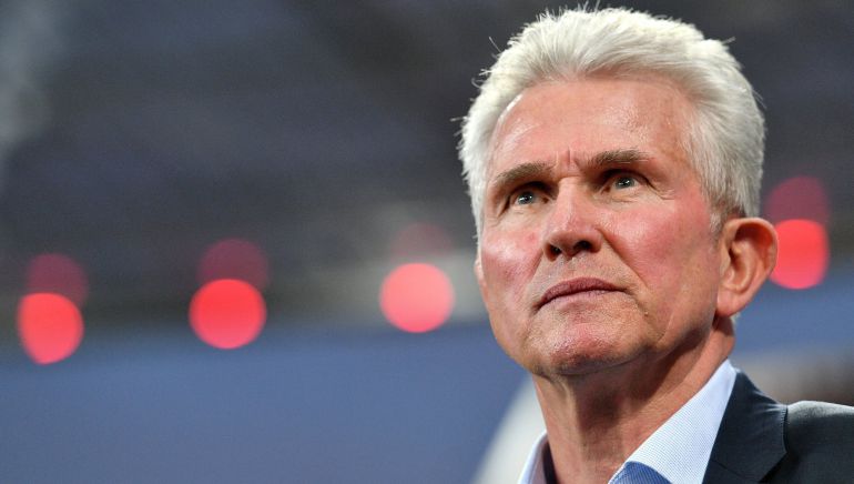 Heynckes mira al horizonte durante un partido de la Bundesliga alemana Heynckes mira al horizonte durante un partido de la Bundesliga alemana