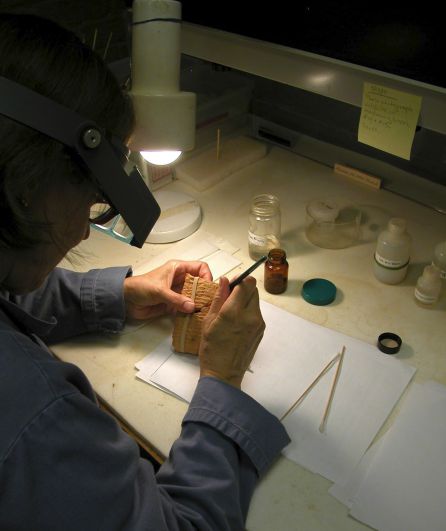 Proceso de restauración de una de las tablillas cuneiformes Proceso de restauración de una de las tablillas cuneiformes