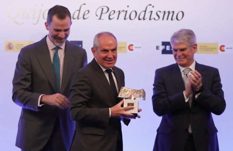 Antonio Caño, tras recibir de manos del Rey Felipe el Premio al Medio de Comunicación más Destacado de Iberoamérica, concedido a 'El País'. Antonio Caño, tras recibir de manos del Rey Felipe el Premio al Medio de Comunicación más Destacado de Iberoamérica, concedido a 'El País'.