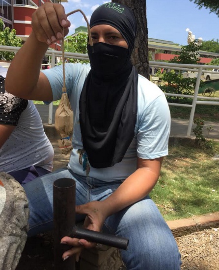 'El Perro' enseñando un mortero casero con el que responden a las balas de goma, a los gases lacrimógenos y a los fusiles de la policía 'El Perro' enseñando un mortero casero con el que responden a las balas de goma, a los gases lacrimógenos y a los fusiles de la policía