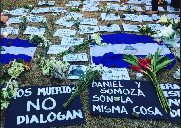 Cientos de personas participan en una vigilia en Managua para honrar a las víctimas de la represión policial de la última semana Cientos de personas participan en una vigilia en Managua para honrar a las víctimas de la represión policial de la última semana