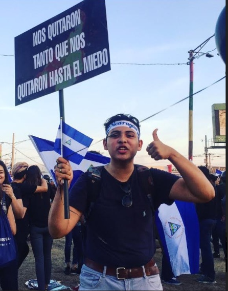 Cientos de personas participan en una vigilia en Managua para honrar a las víctimas de la represión policial de la última semana Cientos de personas participan en una vigilia en Managua para honrar a las víctimas de la represión policial de la última semana