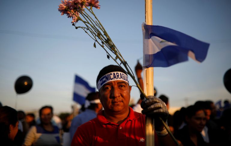Un hombre participa en la vigilia contra el gobierno de Daniel Ortega Un hombre participa en la vigilia contra el gobierno de Daniel Ortega