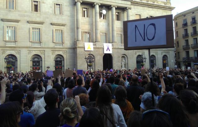Miles de personas llenan plaza Sant Jaume por la sentencia de 'La Manada' Miles de personas llenan plaza Sant Jaume por la sentencia de 'La Manada'