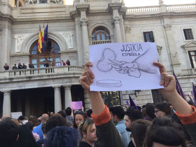 Concentración frente al ayuntamiento de Valencia Concentración frente al ayuntamiento de Valencia