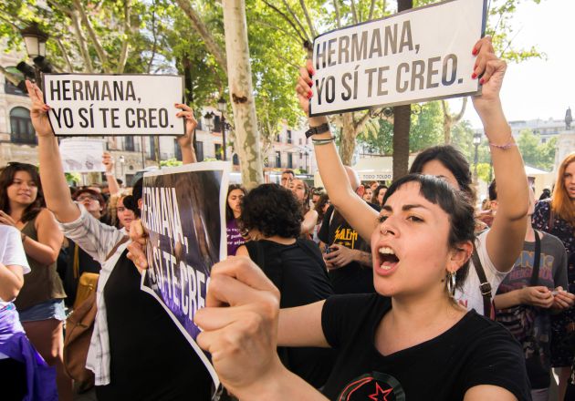 Varios centenares de personas, en su mayoría mujeres, se han concentrado en Sevilla Varios centenares de personas, en su mayoría mujeres, se han concentrado en Sevilla