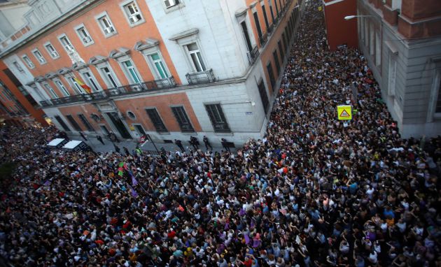Miles de personas asisten a la concentración convocada por colectivos feministas frente al Ministerio de Justicia Miles de personas asisten a la concentración convocada por colectivos feministas frente al Ministerio de Justicia