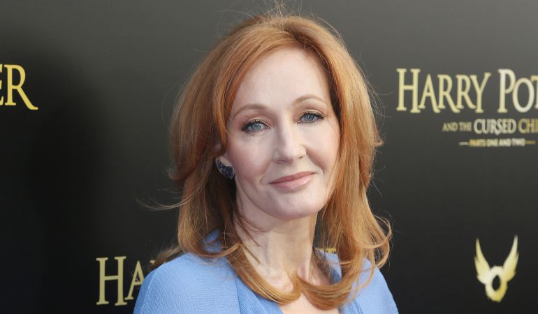 La autora de la saga Harry Potter, J.K. Rowling, durante el estreno de la obra de teatro 'Harry Potter y el legado maldito'. La autora de la saga Harry Potter, J.K. Rowling, durante el estreno de la obra de teatro 'Harry Potter y el legado maldito'.