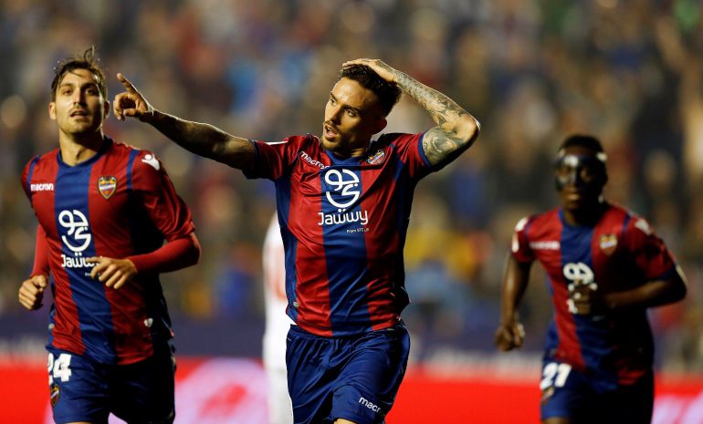 Roger celebra el primer gol del Levante Roger celebra el primer gol del Levante
