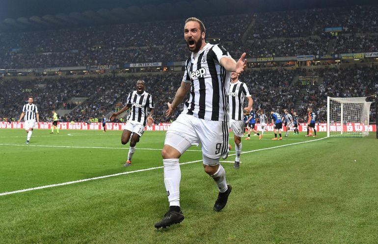 Higuaín celebra el gol ganador en el 90' Higuaín celebra el gol ganador en el 90'