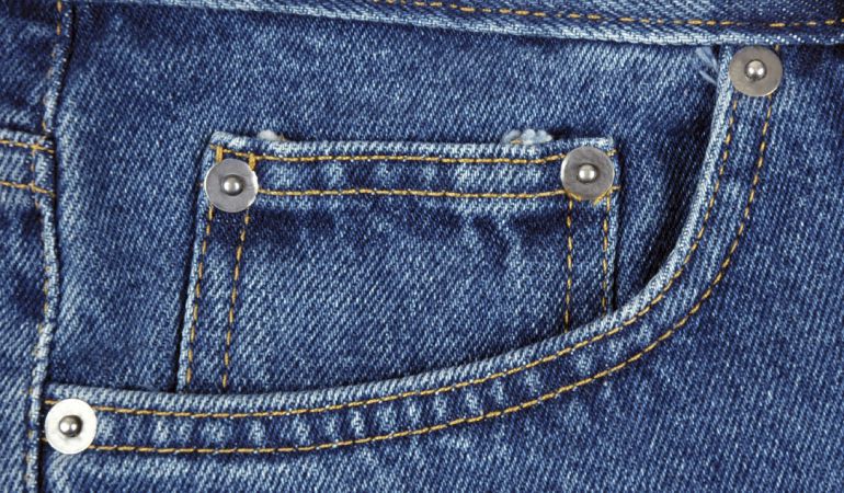 Los remaches son un clásico de los pantalones vaqueros. Los remaches son un clásico de los pantalones vaqueros.