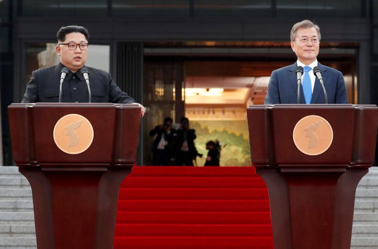 El líder norcoreano Kim Jong-un (i) y el presidente surcoreano, Moon Jae-in (d) anuncian un acuerdo tras la cumbre intercoreana en la Zona Desmilitarizada en Panmunjom El líder norcoreano Kim Jong-un (i) y el presidente surcoreano, Moon Jae-in (d) anuncian un acuerdo tras la cumbre intercoreana en la Zona Desmilitarizada en Panmunjom