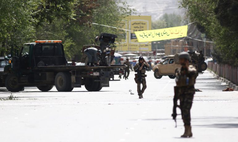 Soldados vigilan la zona deonde se ha producido un doble atentado en Kabul (Afganistán) Soldados vigilan la zona deonde se ha producido un doble atentado en Kabul (Afganistán)