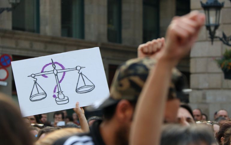 Un cartel cuestionando la acción de la justicia en una de las manifestaciones por la sentencia del caso de La Manada Un cartel cuestionando la acción de la justicia en una de las manifestaciones por la sentencia del caso de La Manada