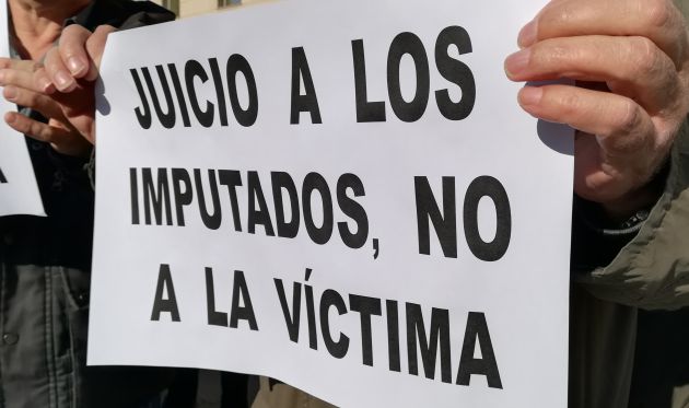 Manifestación en apoyo a la víctima durante el juicio Manifestación en apoyo a la víctima durante el juicio