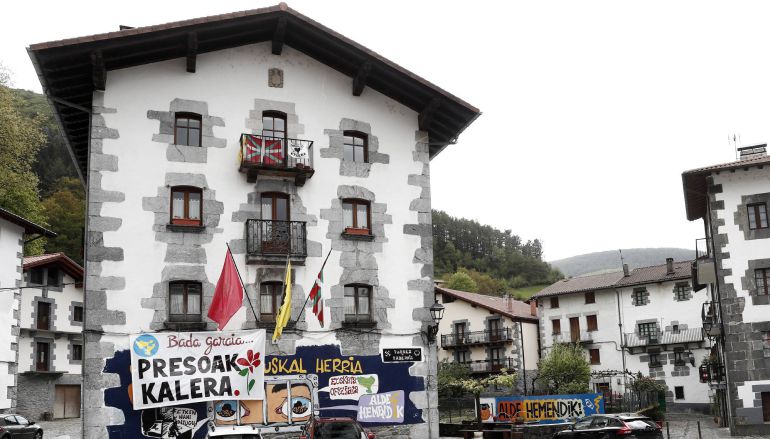 Pancarta a favor del acercamiento de los presos de ETA y en contra de la fuerzas y cuerpos de seguridad del estado en la plaza de la localidad navarra de Leitza, en una jornada en la que la organización terrorista ETA ha anunciado en un comunicado el "final de su trayectoria", el "desmantelamiento" total "del conjunto de sus estructuras" y su decisión de "disolverse" en "el pueblo vasco". Pancarta a favor del acercamiento de los presos de ETA y en contra de la fuerzas y cuerpos de seguridad del estado en la plaza de la localidad navarra de Leitza, en una jornada en la que la organización terrorista ETA ha anunciado en un comunicado el "final de su trayectoria", el "desmantelamiento" total "del conjunto de sus estructuras" y su decisión de "disolverse" en "el pueblo vasco".