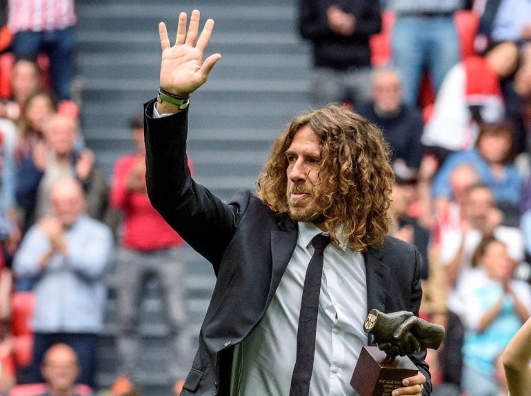 Carles Puyol agradece a la grada. Carles Puyol agradece a la grada.
