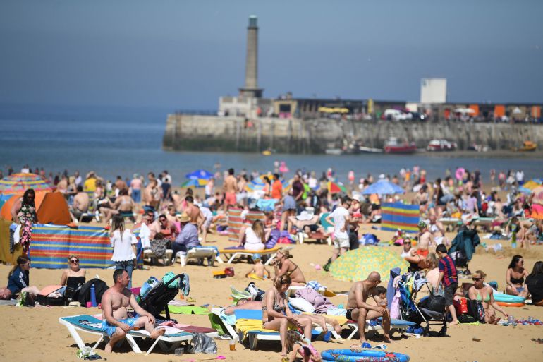 Bañistas disfrutan del sol en una playa. Bañistas disfrutan del sol en una playa.