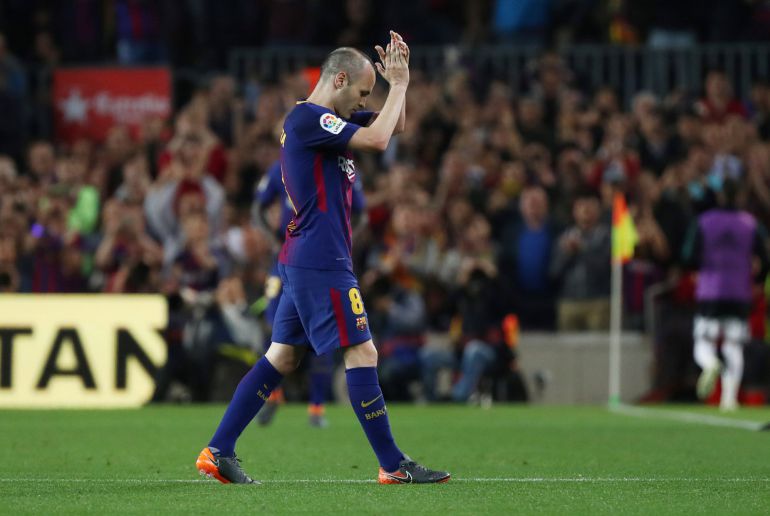Iniesta a su salida del Camp Nou Iniesta a su salida del Camp Nou