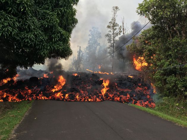 La lava recorriendo la Makamae Street, en el estado de Leilani, cerca de Pahoa, Hawái. La lava recorriendo la Makamae Street, en el estado de Leilani, cerca de Pahoa, Hawái.
